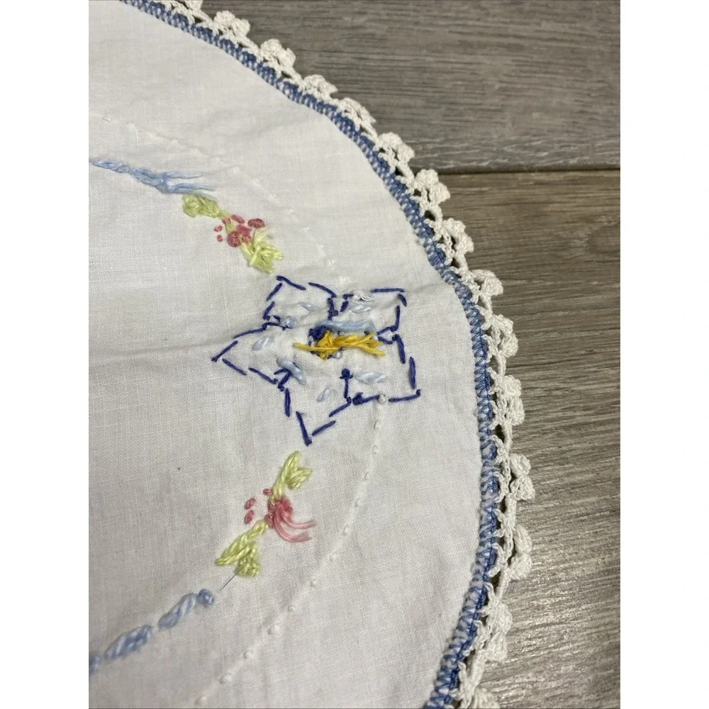 Vintage Floral Hand Embroidered Crocheted Trim Oval Doily Table Runner‎